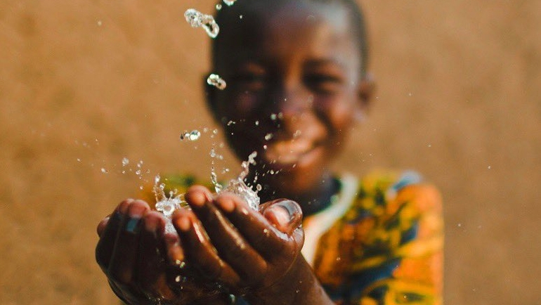 Afrika'daki su kuyuları hayata bağlıyor